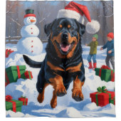 Rottweiler läuft im Schnee mit Weihnachtshut Duschvorhang (Vorderseite)