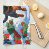 Rottweiler läuft im Schnee mit Weihnachtshut Geschirrtuch (Viertel Falte)