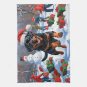 Rottweiler läuft im Schnee mit Weihnachtshut Geschirrtuch (Vertikal)