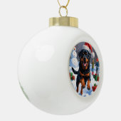 Rottweiler läuft im Schnee mit Weihnachtshut Keramik Kugel-Ornament (Links)