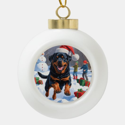 Rottweiler läuft im Schnee mit Weihnachtshut Keramik Kugel-Ornament (Vorderseite)