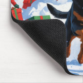 Rottweiler läuft im Schnee mit Weihnachtshut Mousepad (Ecke)
