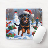 Rottweiler läuft im Schnee mit Weihnachtshut Mousepad (Mit Mouse)
