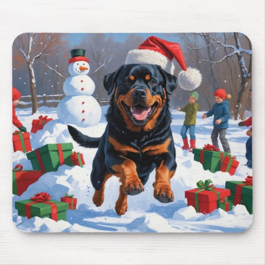 Rottweiler läuft im Schnee mit Weihnachtshut Mousepad (Vorne)