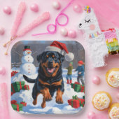 Rottweiler läuft im Schnee mit Weihnachtshut Pappteller (Party)