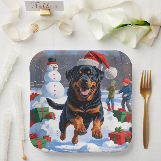 Rottweiler läuft im Schnee mit Weihnachtshut Pappteller (Hochzeit)