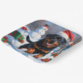 Rottweiler läuft im Schnee mit Weihnachtshut Pappteller (Gewinkelt)