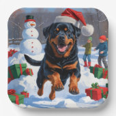 Rottweiler läuft im Schnee mit Weihnachtshut Pappteller (Vorderseite)
