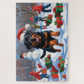 Rottweiler läuft im Schnee mit Weihnachtshut Puzzle (Vertikal)