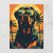 Rottweiler mit Sonnenbrille am Strand Postkarte (Vorderseite)