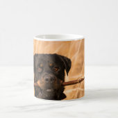 Rottweiler mit Stick Kaffeetasse (Mittel)