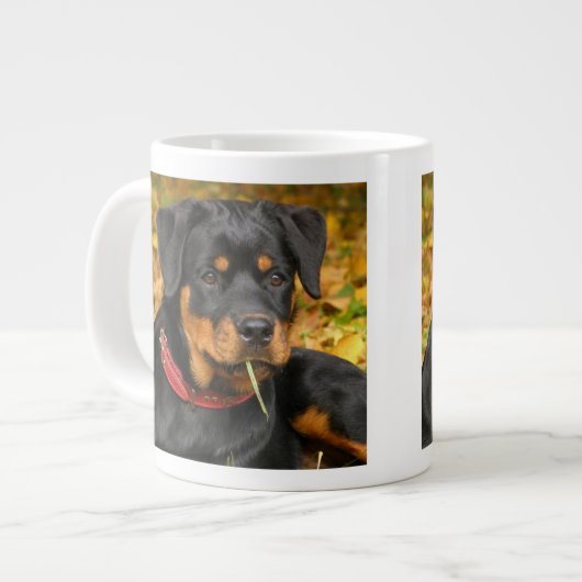 Rottweiler Pup auf dem Boden im Wald Jumbo-Tasse (Vorderseite Links)