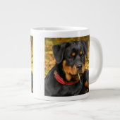 Rottweiler Pup auf dem Boden im Wald Jumbo-Tasse (Vorderseite Rechts)