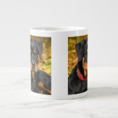 Rottweiler Pup auf dem Boden im Wald Jumbo-Tasse (Vorderseite)