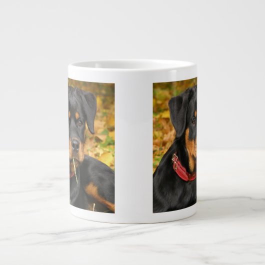 Rottweiler Pup auf dem Boden im Wald Jumbo-Tasse (Vorderseite)
