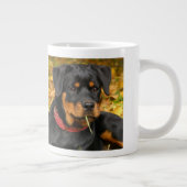 Rottweiler Pup auf dem Boden im Wald Jumbo-Tasse (Rechts)