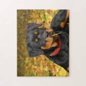 Rottweiler Pup auf dem Boden im Wald Puzzle (Vertikal)