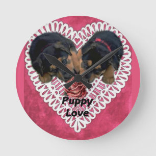 Rottweiler Puppy Love Valentines Runde Wanduhr