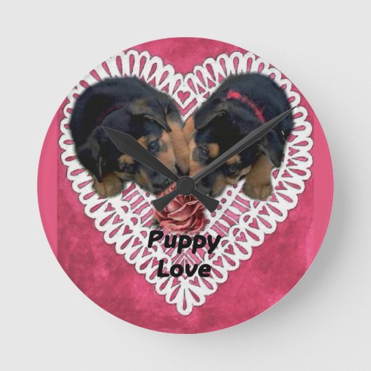 Rottweiler Puppy Love Valentines Runde Wanduhr (Vorderseite)