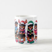 Rottweiler-Weihnachtsmannmütze gegen elf Weihnacht Kaffeetasse (Mittel)