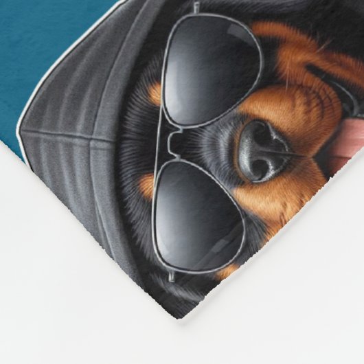 Rottweiler Welpe in Hooded Sweatshirt Fleecedecke (Ecke)