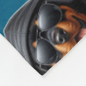Rottweiler-Welpe in Kapuzenpullover Fleecedecke (Ecke)