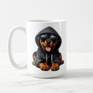 Rottweiler-Welpe in Kapuzenpullover Kaffeetasse