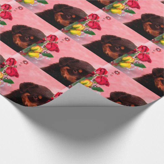 Rottweiler Welpe mit Rot- und Gelbblüten Geschenkpapier (Ecke)