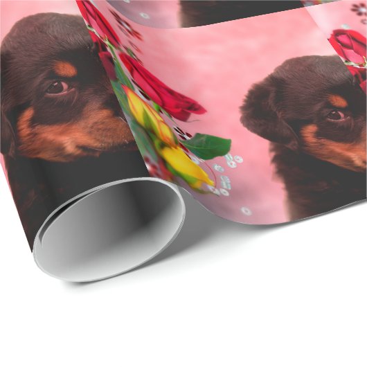 Rottweiler Welpe mit Rot- und Gelbblüten Geschenkpapier (Rolleneckpunkt)