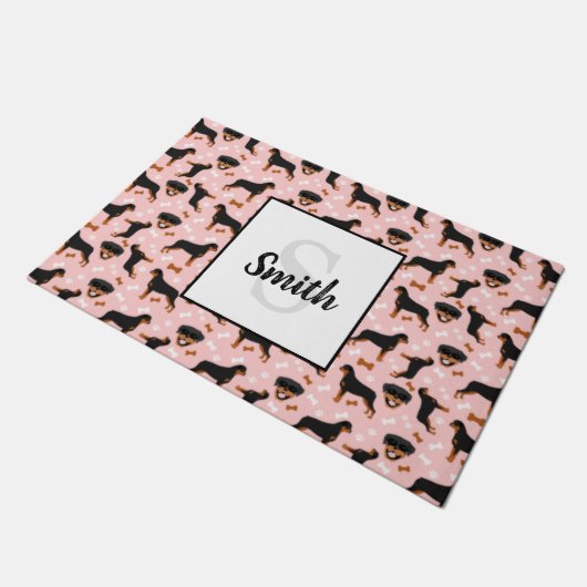 Rottweilers Rotties Dog l Monogramm Nachname Fußmatte (Schrägansicht)