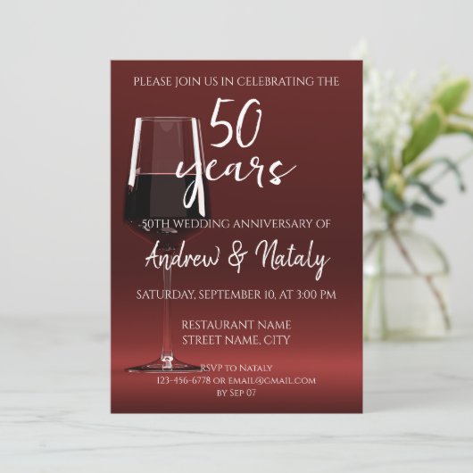 Rotwein aus Glas zum Jubiläum Einladung (Stehend Vorderseite)