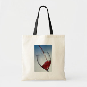 Rotwein goss in Weinglas Tragetasche