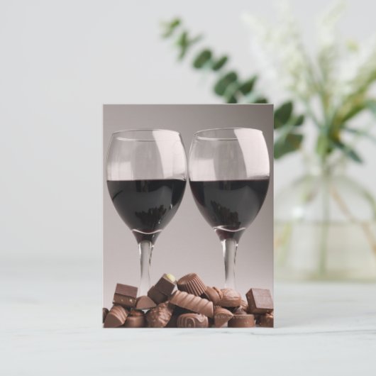 Rotwein mit Pralinen Postkarte (Stehend Vorderseite)