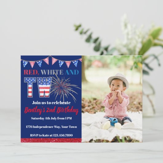 Rotwein und ZWEI Firecracker Geburtstag Einladung (Stehend Vorderseite)