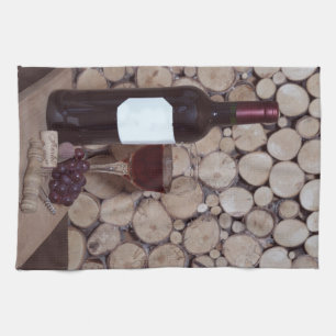 Rotweinglas und -flasche küchentuch