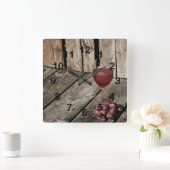 Rotweinglas und Trauben auf Holzstruktur Quadratische Wanduhr (Zuhause)