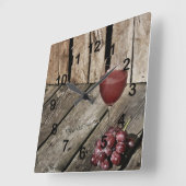 Rotweinglas und Trauben auf Holzstruktur Quadratische Wanduhr (Winkel)