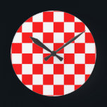Rotweiße Schachtel-Karo-Muster Runde Wanduhr<br><div class="desc">Muster für rote und weiße Karo Gestaltete geometrische Quadrate</div>