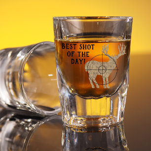 Rotwild, die besten Schuss des Tages jagen Schnapsglas