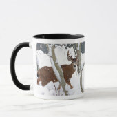 Rotwild-Dollar im Schnee im Winter Tasse (Links)