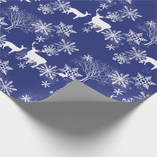 Rotwild-HäschenFox im Holz im Schnee auf blauer Geschenkpapier (Ecke)