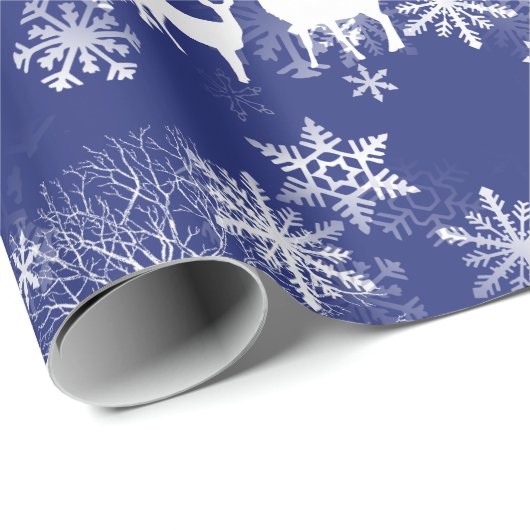 Rotwild-HäschenFox im Holz im Schnee auf blauer Geschenkpapier (Rolleneckpunkt)