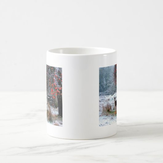 Rotwild im Winter Kaffeetasse (Mittel)