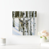 Rotwild in den Schneefällen Quadratische Wanduhr (Zuhause)