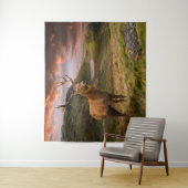 Rotwild in einer dramatischen Berglandschaft Wandteppich (Beispiel)