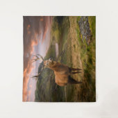 Rotwild in einer dramatischen Berglandschaft Wandteppich (Vorderseite)