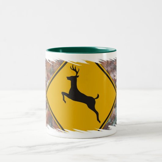 Rotwildüberfahrt Zweifarbige Tasse (Mittel)