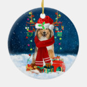 Rough Collie Dog in Snow mit Weihnachtsgeschenken Keramik Ornament (Hinten)