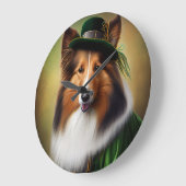 Rough Collie Dog in St. Patrick's Day Dress Große Wanduhr (Winkel)