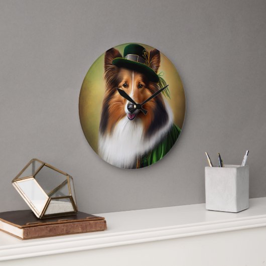 Rough Collie Dog in St. Patrick's Day Dress Große Wanduhr (Büro)